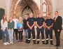 Die Auszubildenden bei der Stadtverwaltung Stralsund im Rathausdurchgang mit Oberbürgermeister Alexander Badrow (r.)