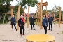 Robert Erdmann, Silke van Ackeren, Dr. Alexander Badrow, Ute Franke und Volker Bruns bei Übergabe des Spielplatzes (v.l.n.r.)