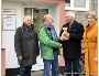 Große Freude bei Anja Schurich (r.), stv. Präsidentin des DRK Kreisverbandes Rügen-Stralsund und Andreas Hoth (2.v.r.), Leiter der Obdachlosenunterkunft während der Übergabe der Spende durch Musikschuldirektor Wolfgang Spitz (2.v.l.) und Musikschulmitarbeiterin Jana Heidmann.