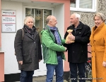 Große Freude bei Anja Schurich (r.), stv. Präsidentin des DRK Kreisverbandes Rügen-Stralsund und Andreas Hoth (2.v.r.), Leiter der Obdachlosenunterkunft während der Übergabe der Spende durch Musikschuldirektor Wolfgang Spitz (2.v.l.) und Musikschulmitarbeiterin Jana Heidmann.