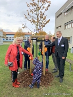 Die 2. Stellvertreterin des Präsidenten der Bürgerschaft, Maria Quintana Schmidt (l.) pflanzte zusammen mit Oberbürgermeister Alexander Badrow (r.) und dem amtierenden Kanzler der Hochschule, Alexander Wolff (2.v.r.) sowie weiteren Gästen einen Baum für die Kinder der Hochschule. Eins beteiligte sich mit Zipfelmütze gleich selbst aktiv am Gießen des Baumes.