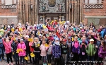 Gruppenbild mit 321 Büchertürmern zum Abschied von St. Nikolai