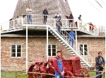 Ihr Werk: Der alte Traktor aus den 30er Jahren sieht jetzt wieder richtig chic aus, ebenso die Mahnkesche Mühle im Stralsunder Zoo. Zehn Syrer sind insgesamt vier Wochen im Zoo damit beschäftigt, auszubessern, zu streichen und auch so manches zu bauen.