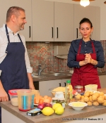 Maika Stark (r.) erläutert dem Oberbürgermeister, welche Zutaten sie für die Königsberger Klopse verwendet.