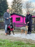 Vor dem typischen Farbton des Tierschutzvereins Stralsund e.V. mit den im Tierheim lebenden Hunden: Oberbürgermeister Alexander Badrow mit Lisa und die Vorstandsvorsitzende des Vereins, Anke Ernst, mit Darlo