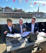 Jan Lindenau (Lübeck), Thomas Beyer (Wismar)  und Eva-Maria Kröger (Rostock,) unterzeichnen  an Bord der Kraweel „Lisa von Lübeck“ die Urkunden. Stralsunds Oberbürgermeister Alexander Badrow wurde digital zugeschaltet, da das Auto wegen einer Vollsperrung der Autobahn A 20 im Stau stecken geblieben war. Bei bestem Netz auf der 