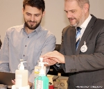 Marcel Walz (l.) erläutert Oberbürgermeister Alexander Badrow, wie die Hygiene-Überwachung zukünftig in ganz Europa funktionieren könnte.