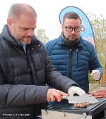 Oberbürgermeister im Fleischladen unter fachkundiger Beobachtung von Peter Bahrdt (r.)