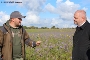 Landwirt Mathias Zeitke (l.)  „Mein Ziel ist es, dass die Bodenerosion gestoppt wird.“