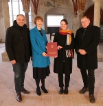 Oberbürgermeister Alexander Badrow (l.) ist sehr glücklich über den Geldsegen aus Berlin, neben ihm v.l.n.r. Mecklenburg-Vorpommerns Kulturstaatssekretärin Susanne Bowen, Museumsdirektorin Dr. Maren Heun und Carsten Schwarzlose, Geschäftsführer der Stadterneuerungsgesellschaft Stralsund mbh