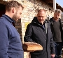 Bäckermeister Krämer (l.) präsentiert Oberbürgermeister Alexander Badrow das Stralsunder Brot, was zukünftig mit dem Mehl gebacken wird, welches hier in der Mühle gemahlen wird