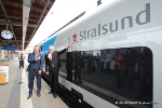 Soeben enthüllt: der Schriftzug 'Hansestadt Stralsund' am blau-weißen Zug der ODEG durch Oberbürgermeister Alexander Badrow (r.) und dem Geschäftsführer der ODEG, Bernd Schniering