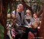 Tierisches Vergnügen in den Tropen: Oberbürgermeister Alexander Badrow liest für den Nachwuchs im Zoo aus 'Nachwuchs im Zoo'